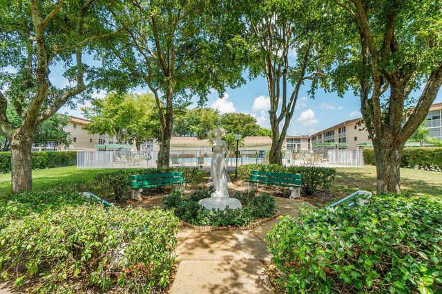 400 VILLAGE GREEN Circle W 102, Palm Springs, FL 33461