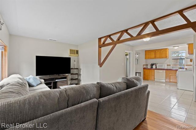 8483 Beatrice, Westland, MI 48185