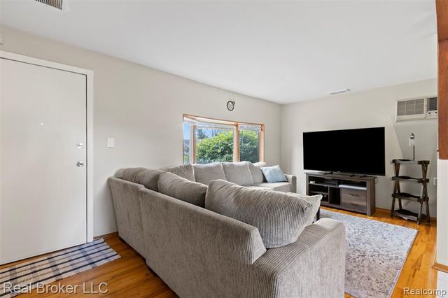 8483 Beatrice, Westland, MI 48185