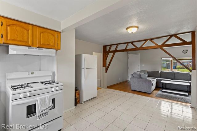 8483 Beatrice, Westland, MI 48185