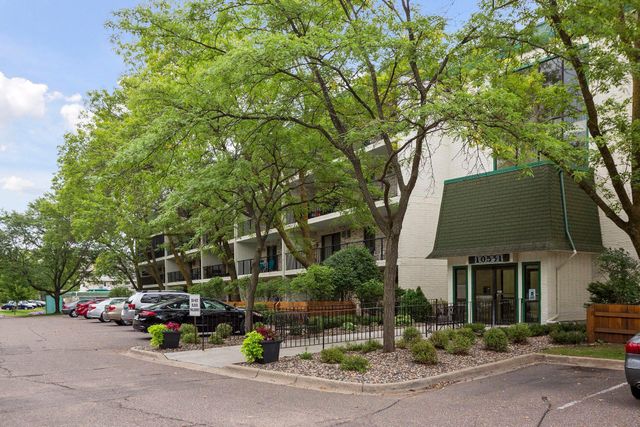 10531 Cedar Lake Road 415, Minnetonka, MN 55305