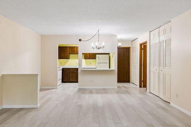 10531 Cedar Lake Road 415, Minnetonka, MN 55305