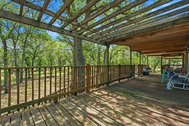 216 OAK GRV, La Vernia, TX 78121