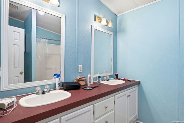 216 OAK GRV, La Vernia, TX 78121