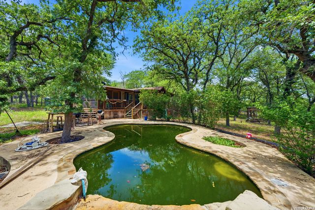 216 OAK GRV, La Vernia, TX 78121