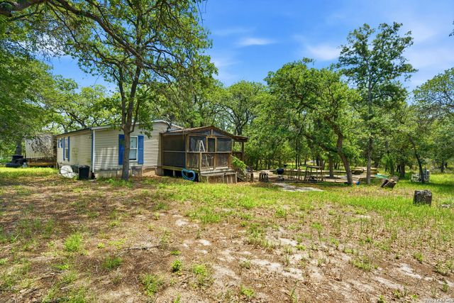 216 OAK GRV, La Vernia, TX 78121