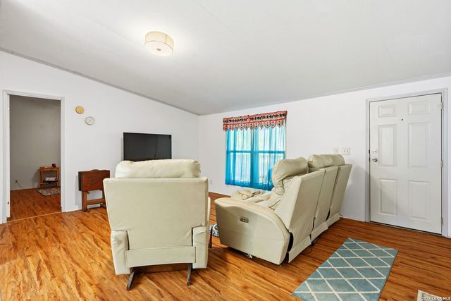 216 OAK GRV, La Vernia, TX 78121
