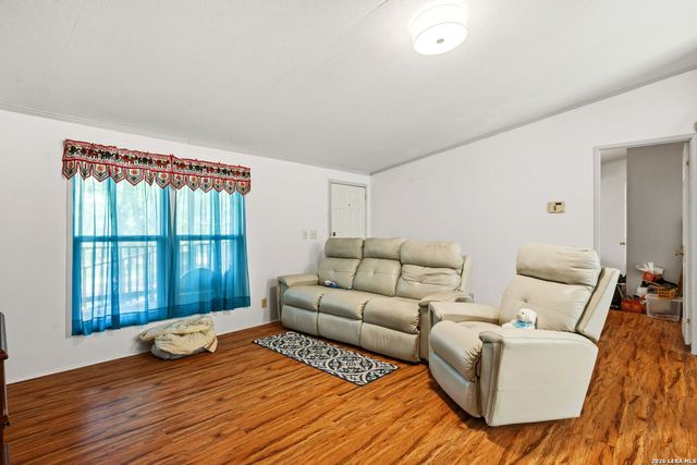216 OAK GRV, La Vernia, TX 78121