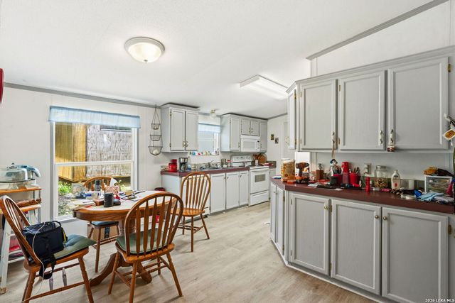 216 OAK GRV, La Vernia, TX 78121