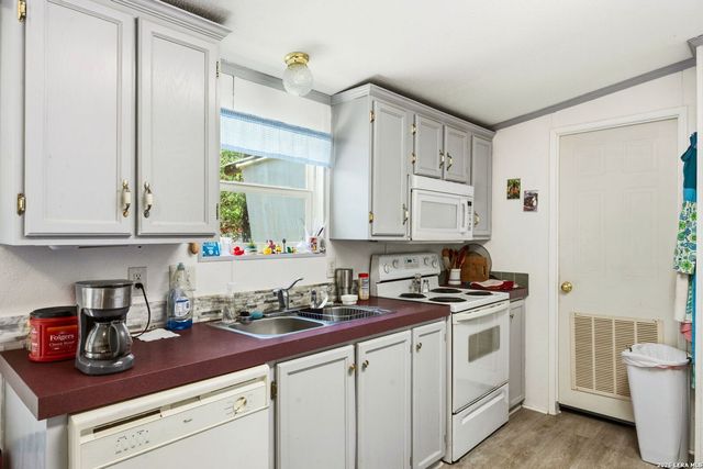 216 OAK GRV, La Vernia, TX 78121