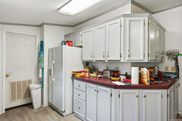 216 OAK GRV, La Vernia, TX 78121
