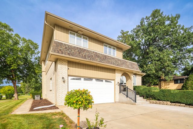 200 N Maple Street, Addison, IL 60101