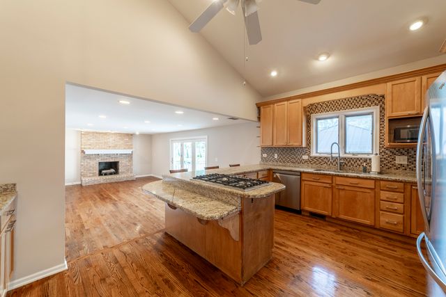 200 N Maple Street, Addison, IL 60101