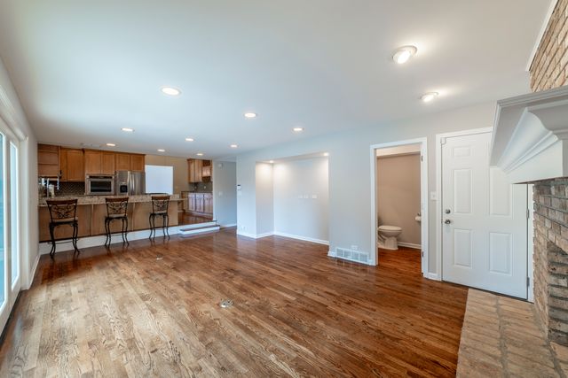 200 N Maple Street, Addison, IL 60101
