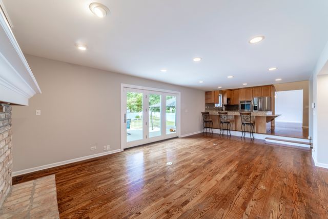 200 N Maple Street, Addison, IL 60101