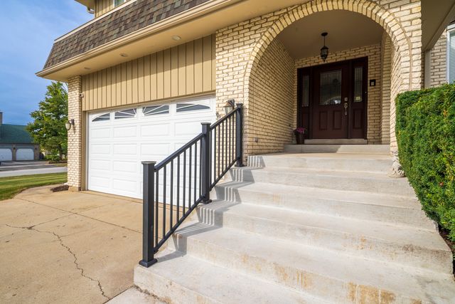 200 N Maple Street, Addison, IL 60101