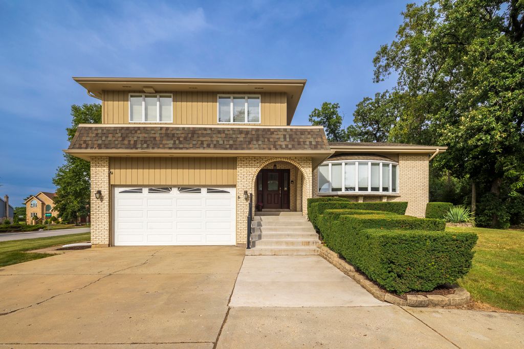 200 N Maple Street, Addison, IL 60101