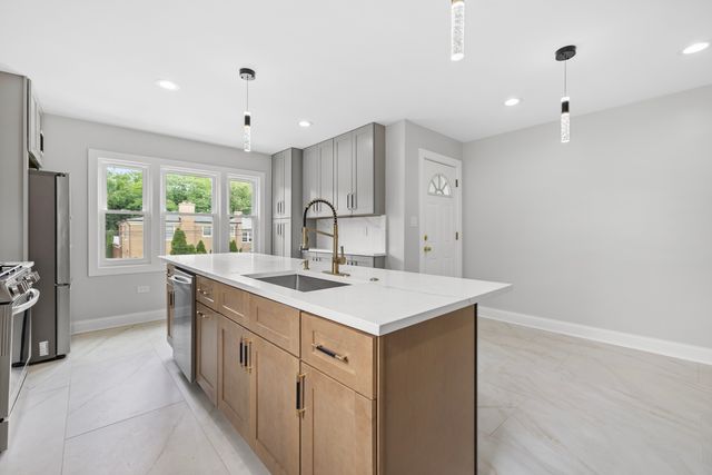 2830 W Summerdale Avenue 2, Chicago, IL 60625