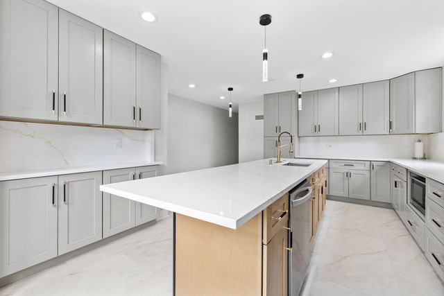 2830 W Summerdale Avenue 2, Chicago, IL 60625