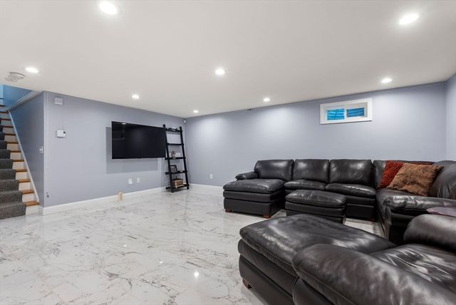 11 Fox Run Rd, Dover, MA 02030