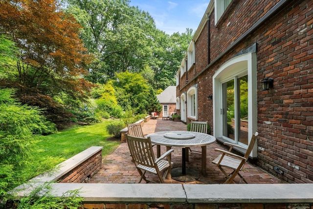 11 Fox Run Rd, Dover, MA 02030