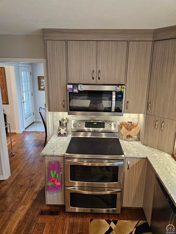 2809 SW Tallgrass DR, Topeka, KS 66614