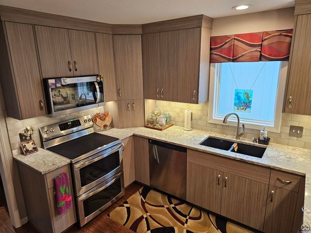 2809 SW Tallgrass DR, Topeka, KS 66614