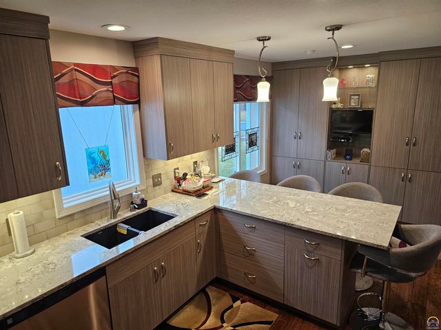 2809 SW Tallgrass DR, Topeka, KS 66614