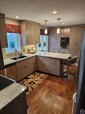 2809 SW Tallgrass DR, Topeka, KS 66614