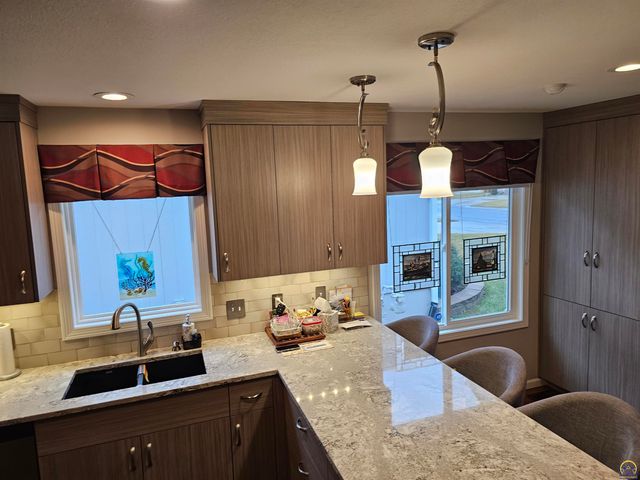 2809 SW Tallgrass DR, Topeka, KS 66614