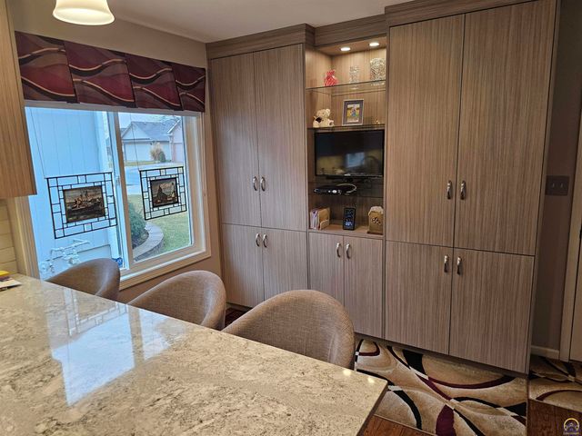 2809 SW Tallgrass DR, Topeka, KS 66614