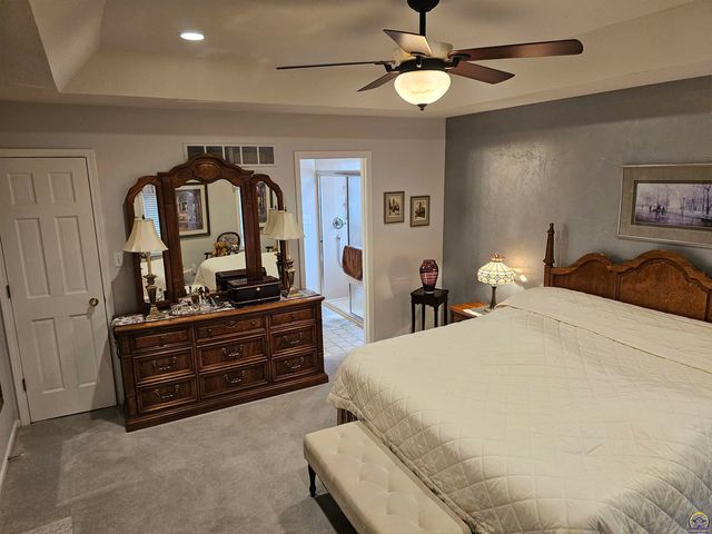 2809 SW Tallgrass DR, Topeka, KS 66614