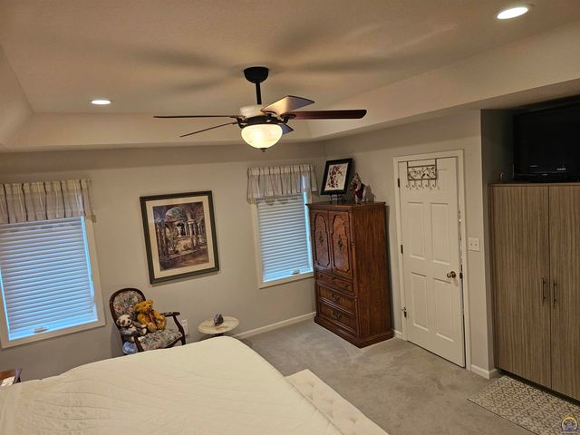 2809 SW Tallgrass DR, Topeka, KS 66614