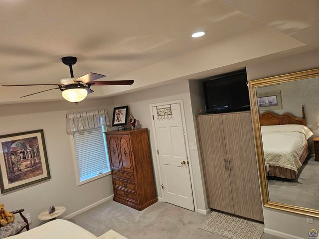 2809 SW Tallgrass DR, Topeka, KS 66614