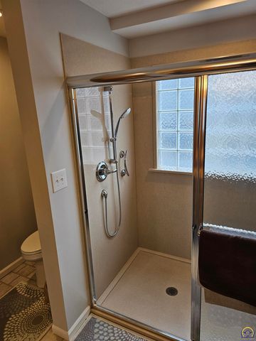 2809 SW Tallgrass DR, Topeka, KS 66614