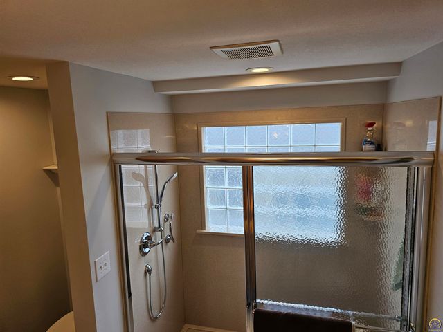 2809 SW Tallgrass DR, Topeka, KS 66614