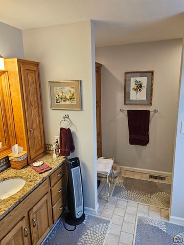 2809 SW Tallgrass DR, Topeka, KS 66614