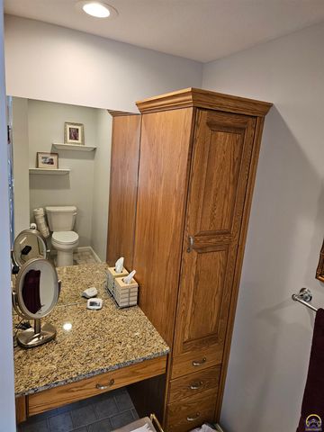 2809 SW Tallgrass DR, Topeka, KS 66614