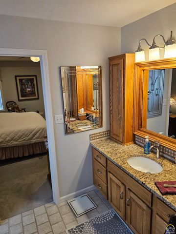 2809 SW Tallgrass DR, Topeka, KS 66614