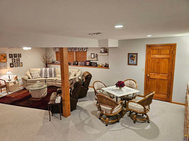 2809 SW Tallgrass DR, Topeka, KS 66614