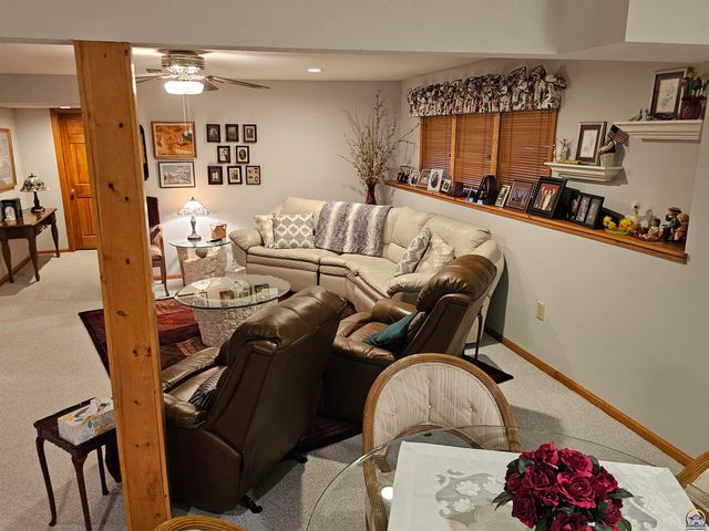 2809 SW Tallgrass DR, Topeka, KS 66614