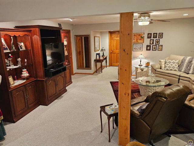 2809 SW Tallgrass DR, Topeka, KS 66614