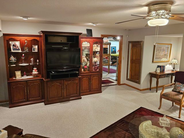 2809 SW Tallgrass DR, Topeka, KS 66614