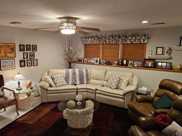 2809 SW Tallgrass DR, Topeka, KS 66614