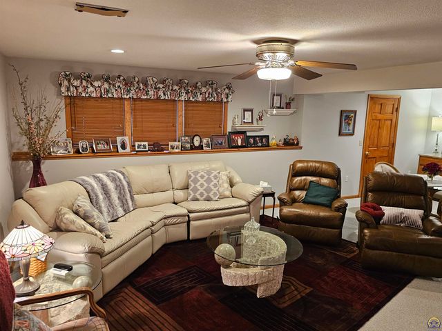 2809 SW Tallgrass DR, Topeka, KS 66614