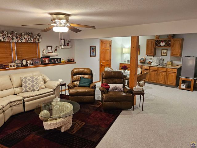 2809 SW Tallgrass DR, Topeka, KS 66614