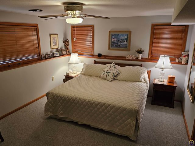 2809 SW Tallgrass DR, Topeka, KS 66614