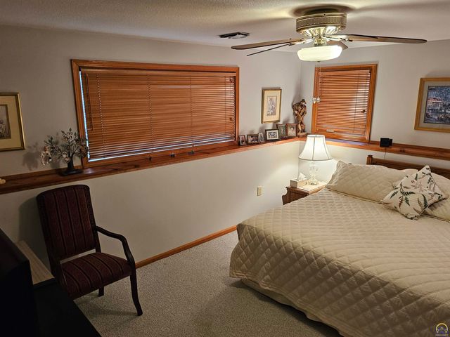 2809 SW Tallgrass DR, Topeka, KS 66614