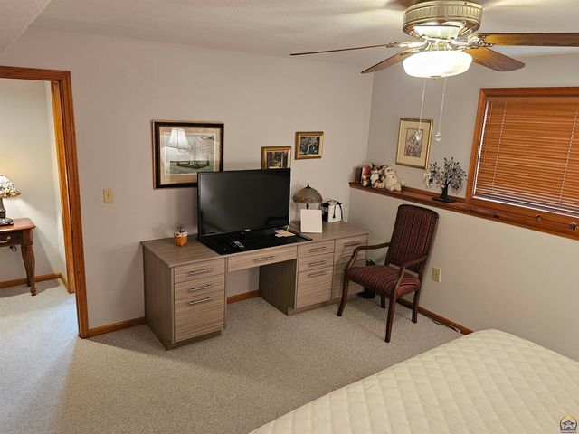 2809 SW Tallgrass DR, Topeka, KS 66614