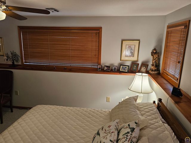 2809 SW Tallgrass DR, Topeka, KS 66614